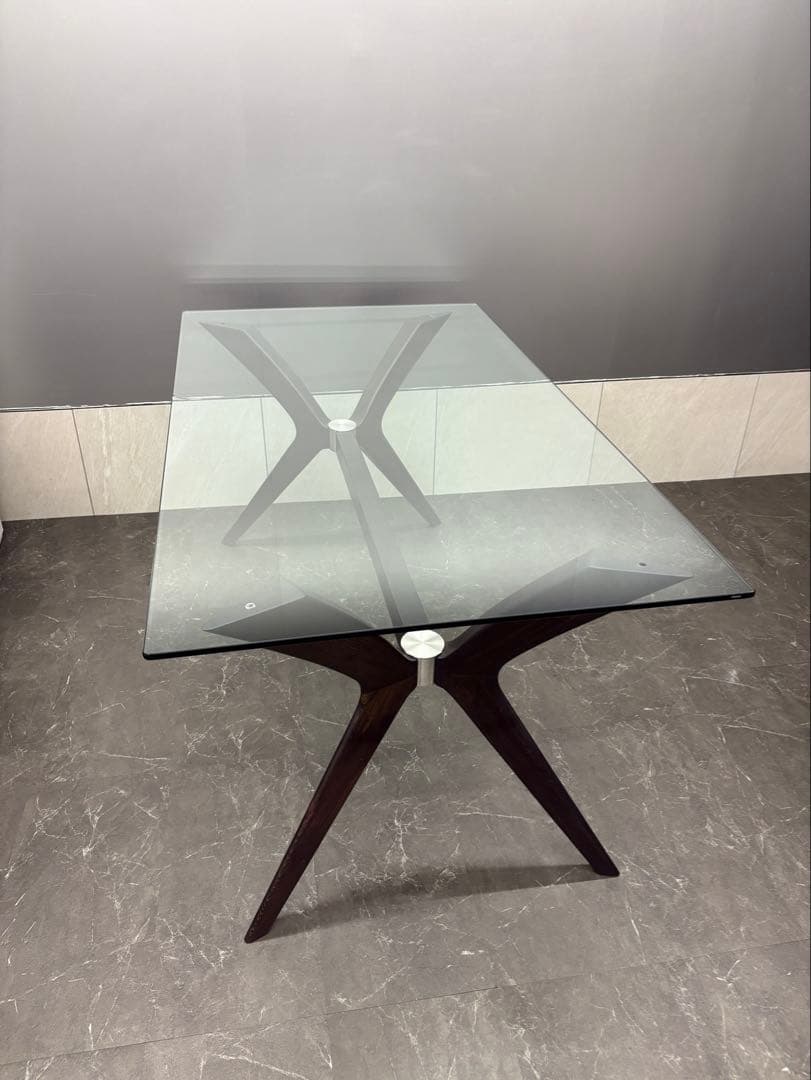 カリガリス　テーブル