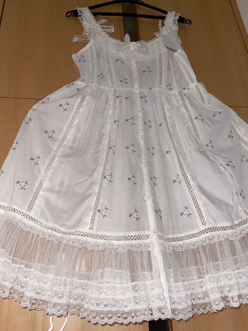 さえら、ヒスクローネの豪華レース満載ホワイトフレアパジャマ