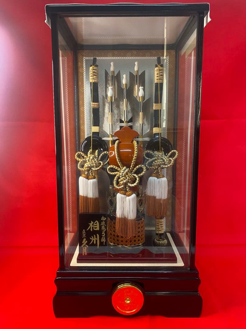 東京久月　家紋付き破魔弓ガラスケース１７号・間口約３１×奥行約２４×高さ約６２㎝