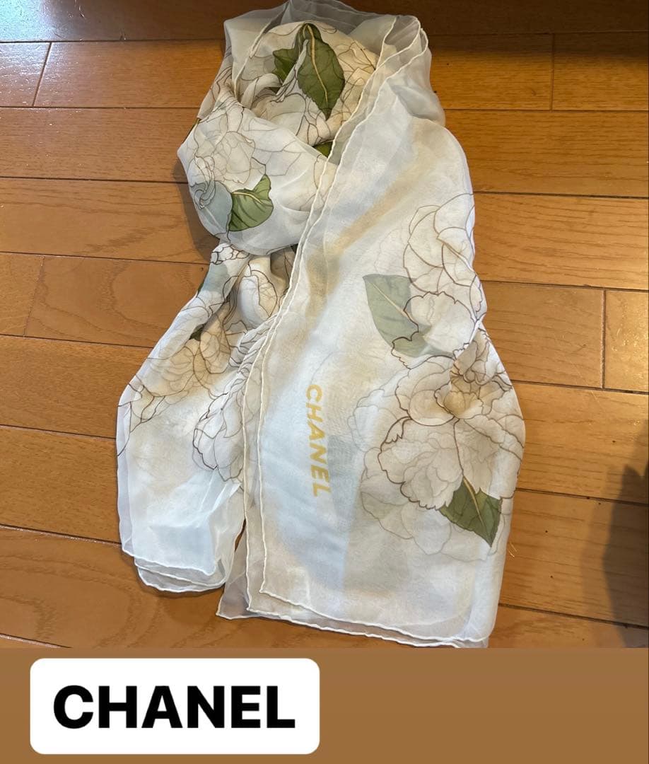 シャネル白カメリアシルクスカーフ大判