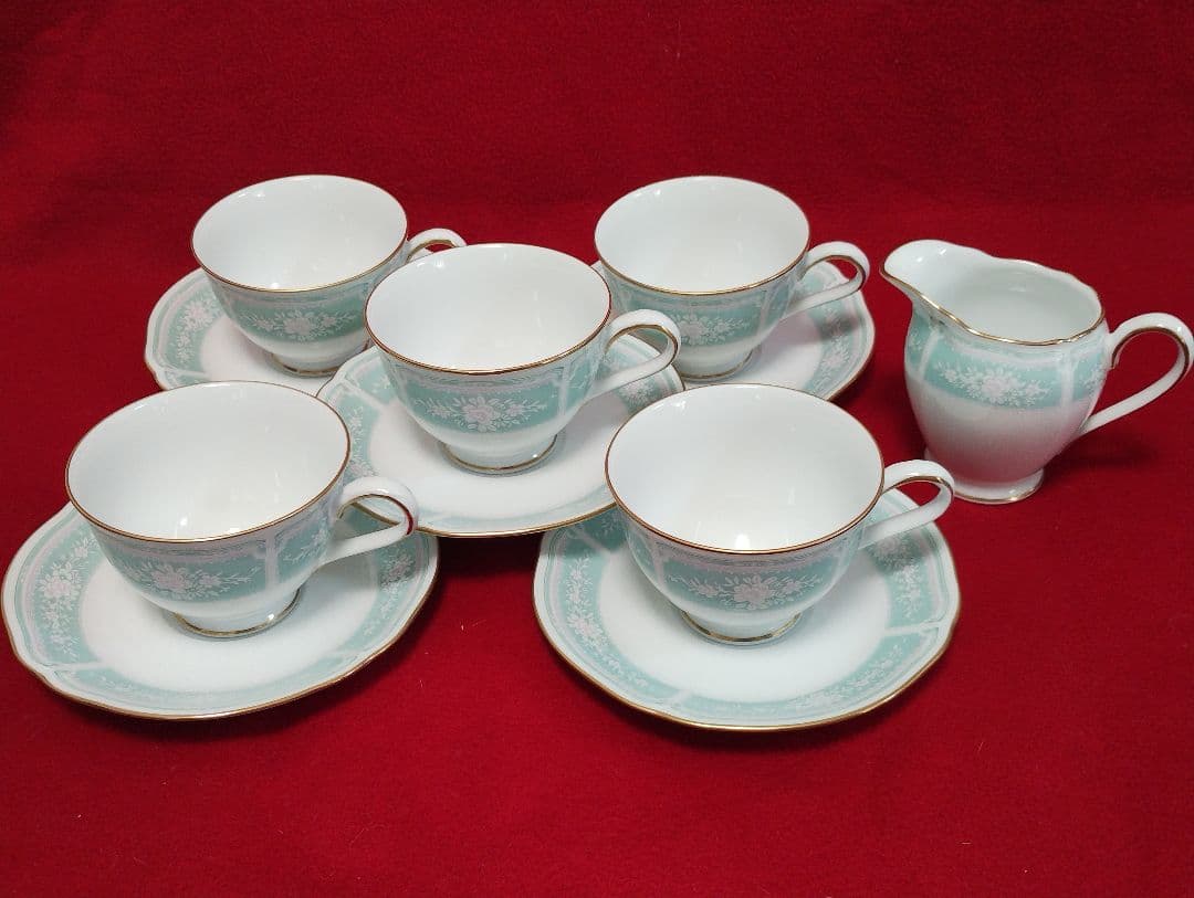 ノリタケカップ＆ソーサーセット5 個とクリーマー付き