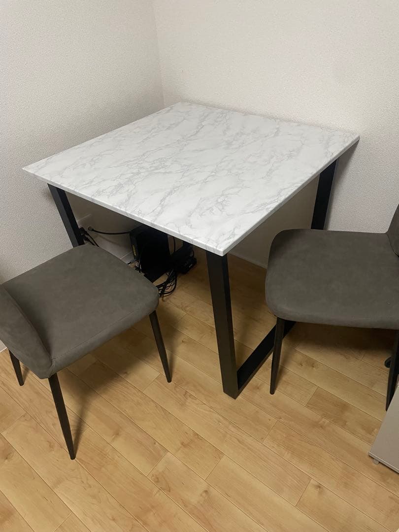 ダイニングテーブルと椅子セット