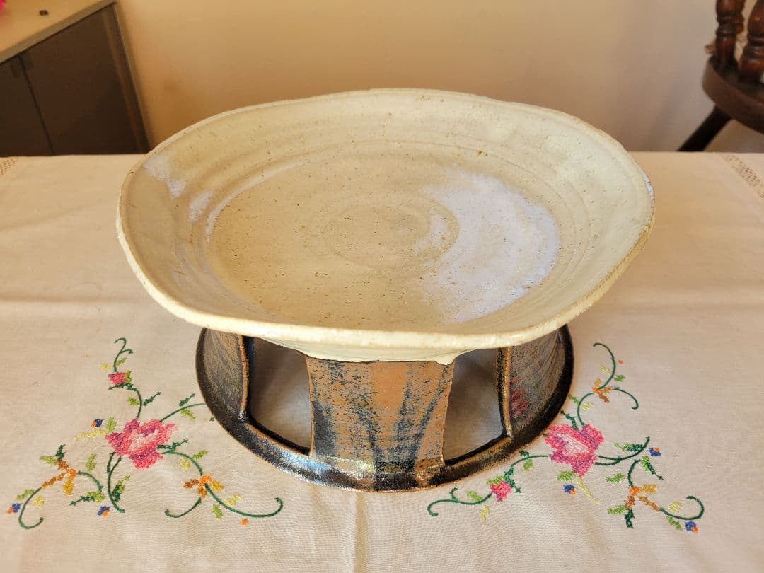 花器　陶器製脚付き