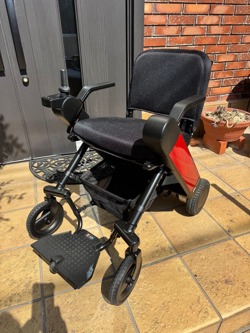 【black or white 】WHILL Model F電動車椅子