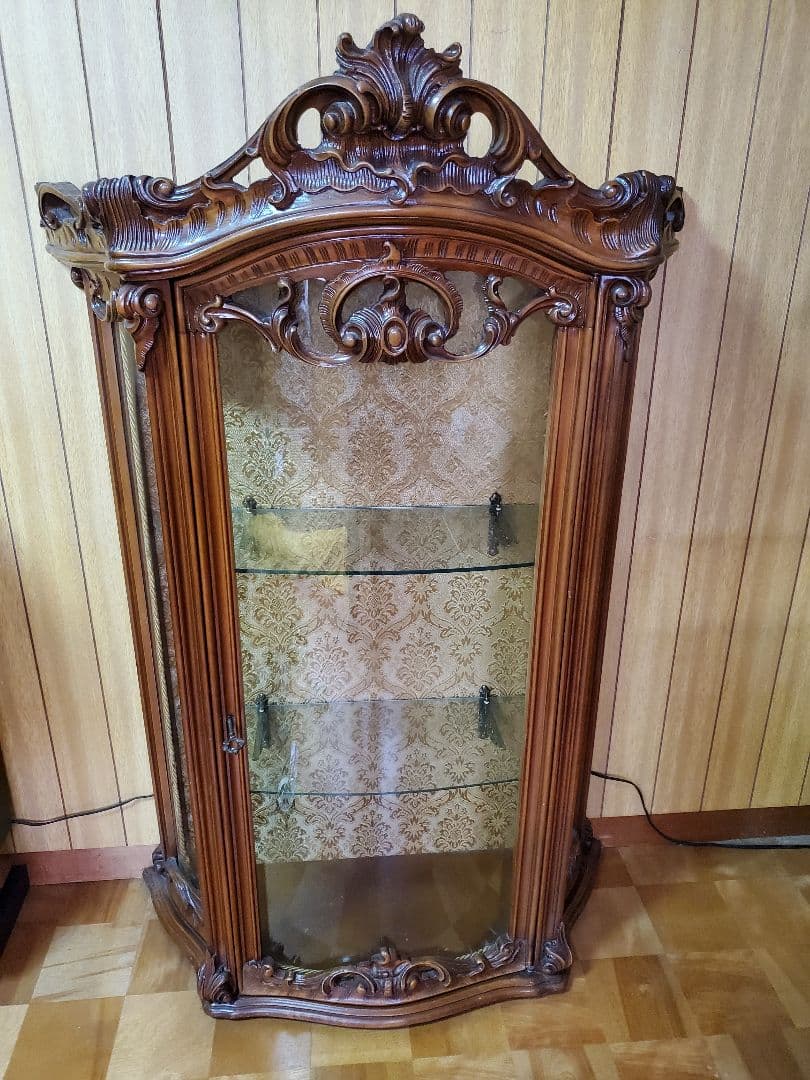 イタリア製飾り棚(カップボード）