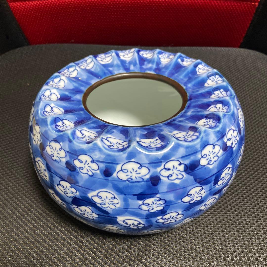 青色と白色の花模様の茶碗