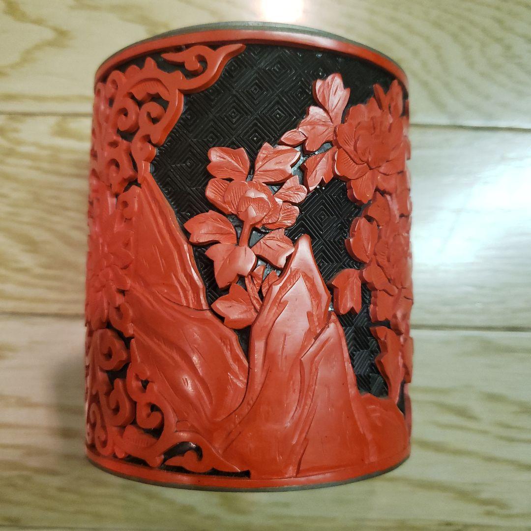 赤黒彫刻蓋付き容器