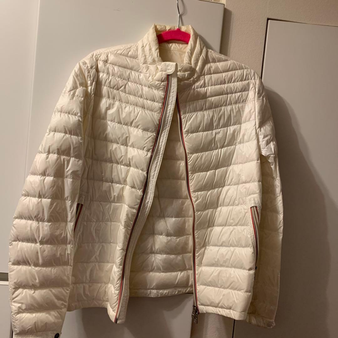 ホワイト モンクレールダウンジャケット