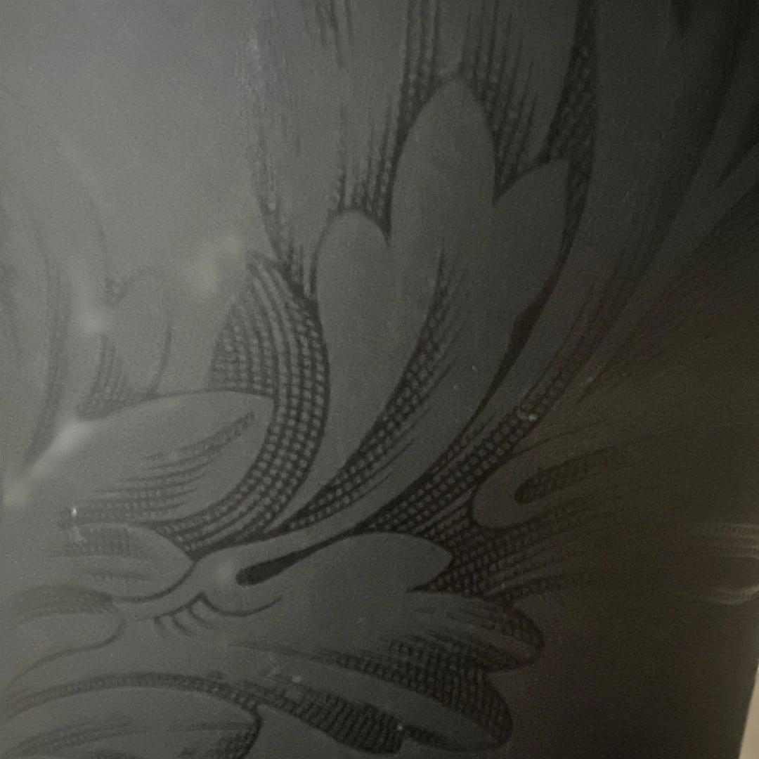 ウエッジウッド　黒い彫刻模様のコーン型花瓶 