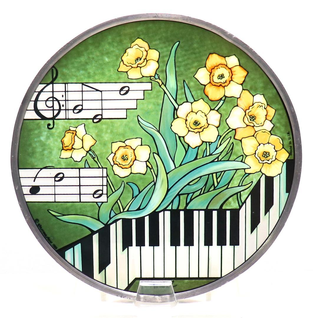ジェーン・ポラード ヴィンテージ ステンドグラス 鍵盤と楽譜と水仙 ピアノ 音楽