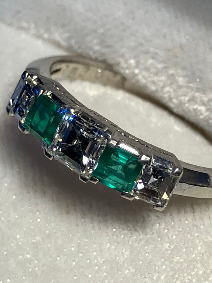 小さなエメラルドと小さなダイヤのリング