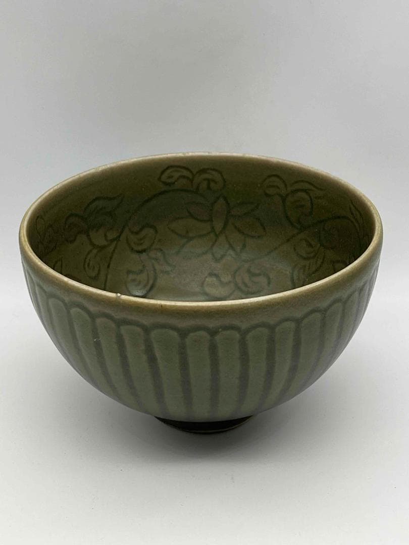 元時代から明時代　青磁刻花卉文茶碗　龍泉窯　唐物　古賞物　(C-65)