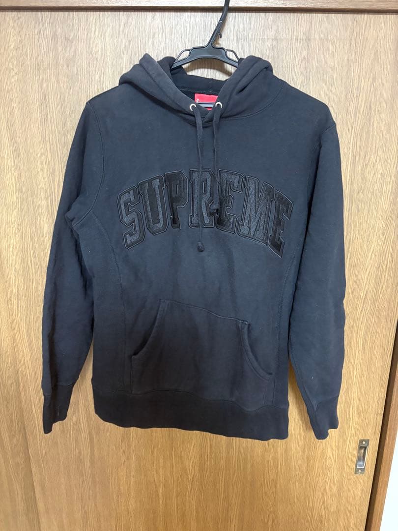 シュプリーム黒パーカー
