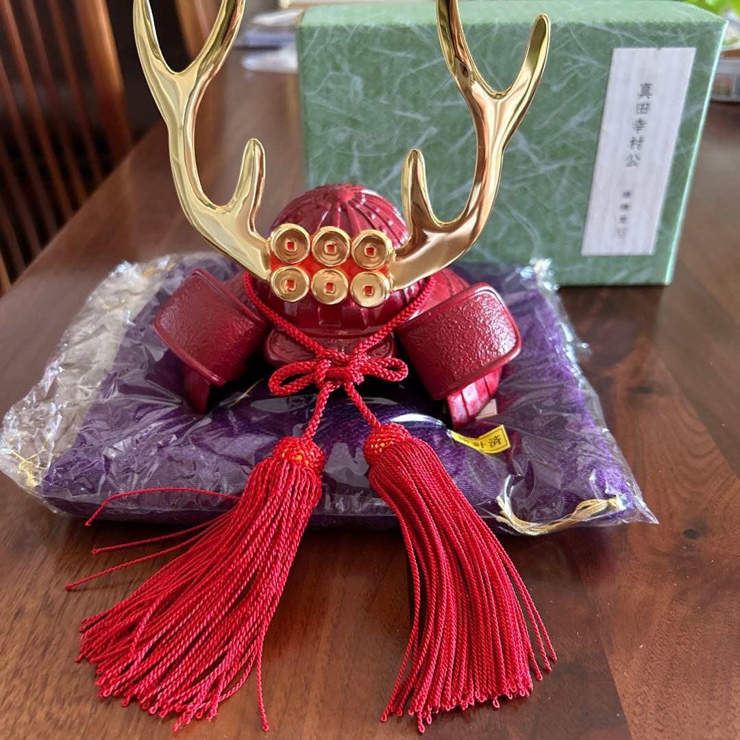 赤い兜の五月人形