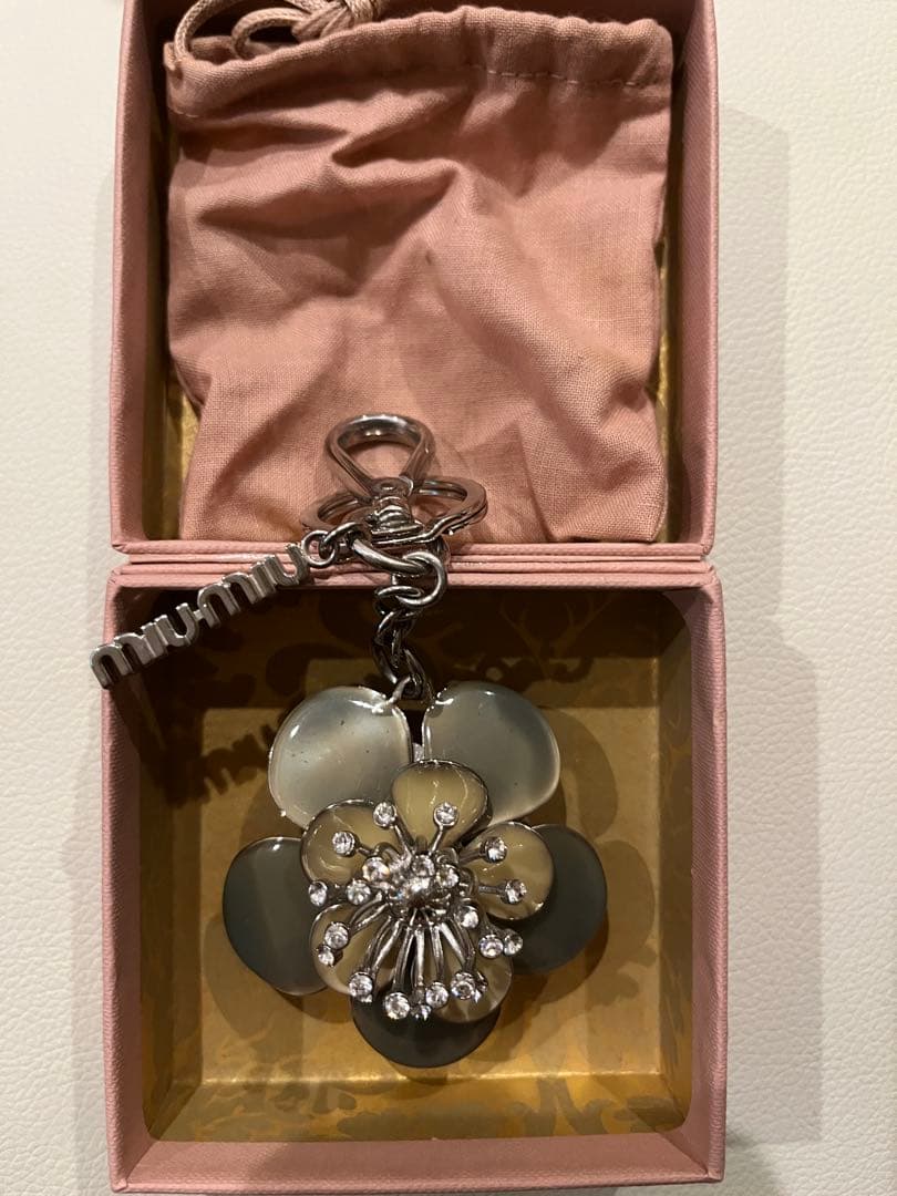 ミュウミュウmiumiu フラワーキーホルダー クリスタル装飾付き