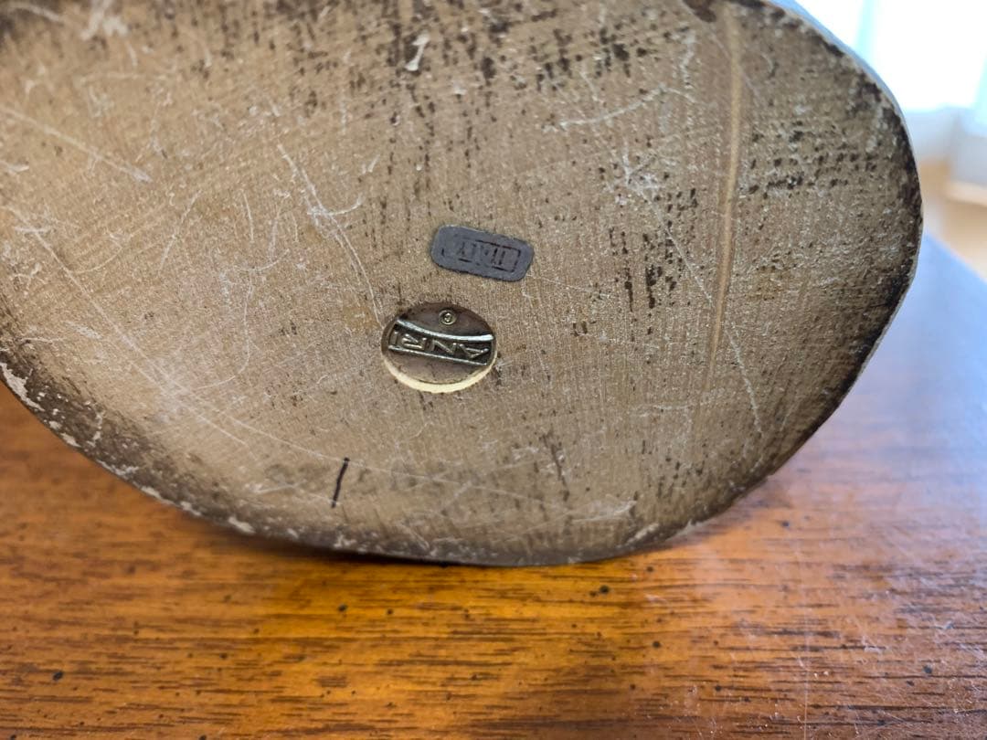 木彫りのANRI製 子供の像 花を持つ