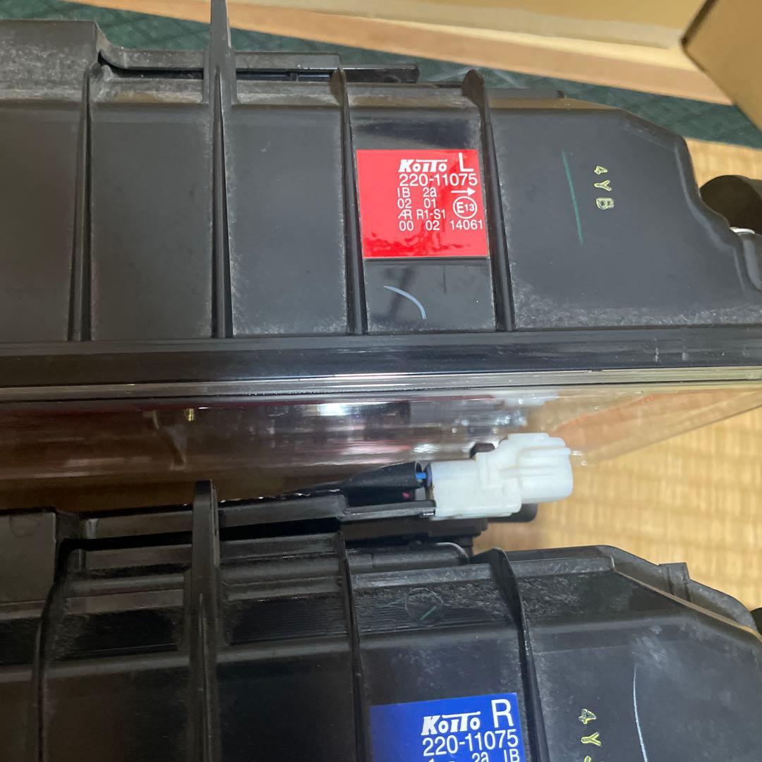 小糸製LEDテールランプ3連 左右2個セット ノーマルターン　新車外し