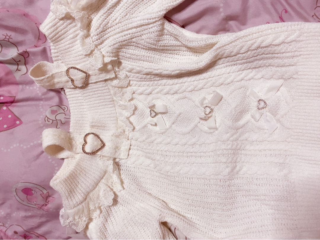 ハートバックルフリルオプションニット白