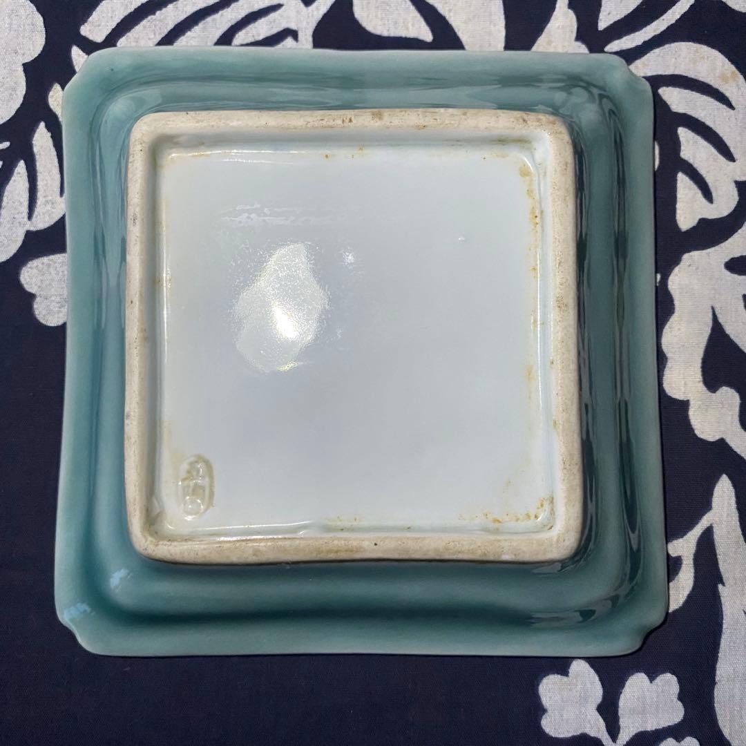 骨董・アンティーク　渋草焼　陽刻の美しい五陶青磁　四角皿　五客組　花唐草紋様