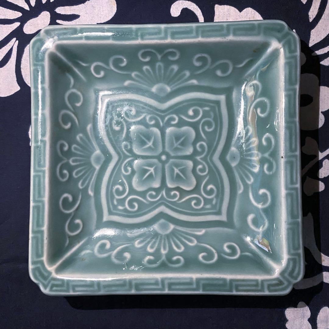 骨董・アンティーク　渋草焼　陽刻の美しい五陶青磁　四角皿　五客組　花唐草紋様