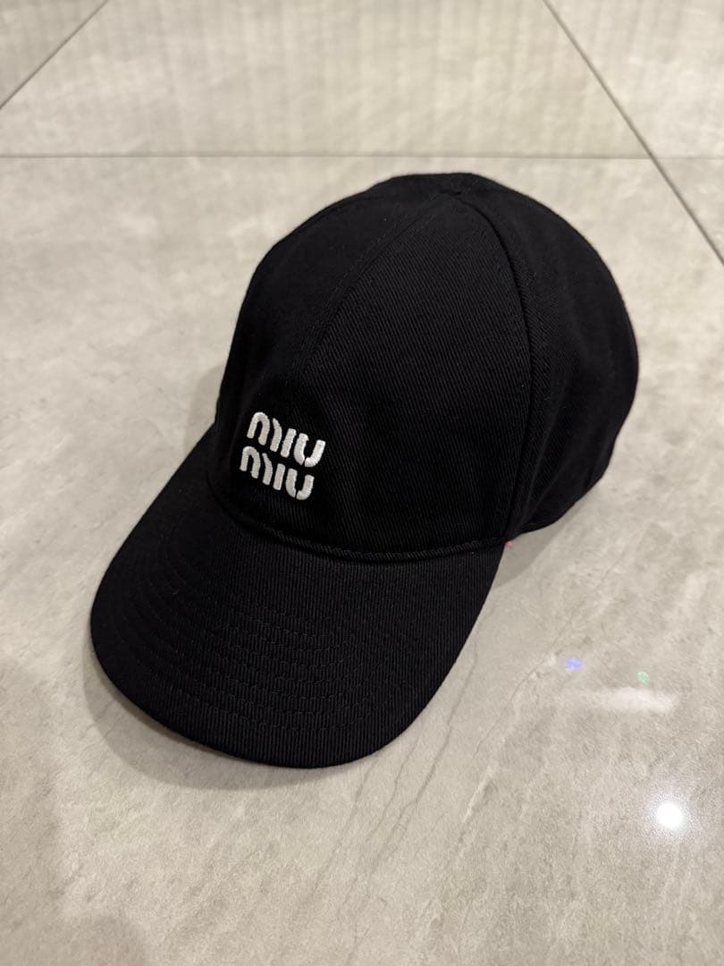 miu miu ミュウミュウ　刺繍&メタルロゴ入りコード付キャップ帽