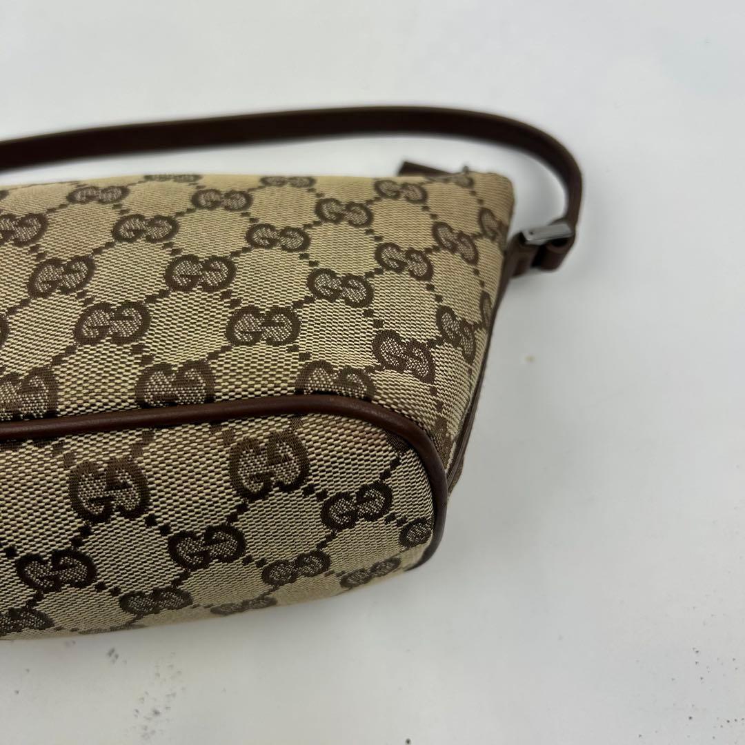 【美品】グッチ　アクセサリーポーチ　ワンショルダー　ggキャンバス　ロゴ金具