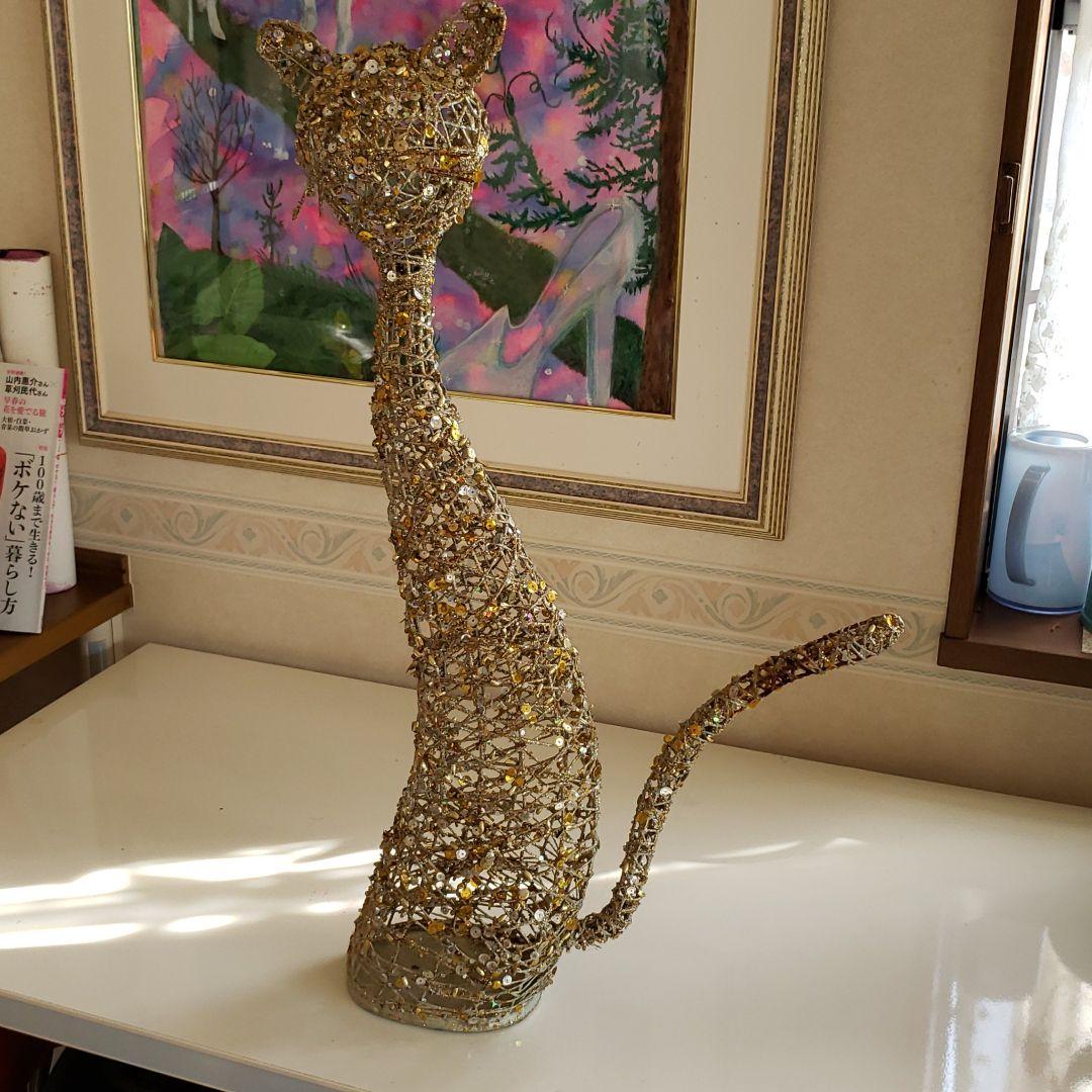 猫の置物スパンコールで飾られています。高さ70㎝×35㎝