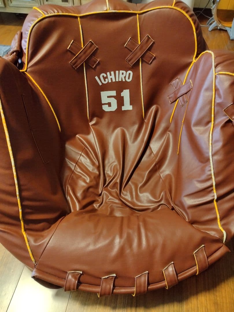 激レア！イチロー サイン入り グローブ型1人掛けソファ