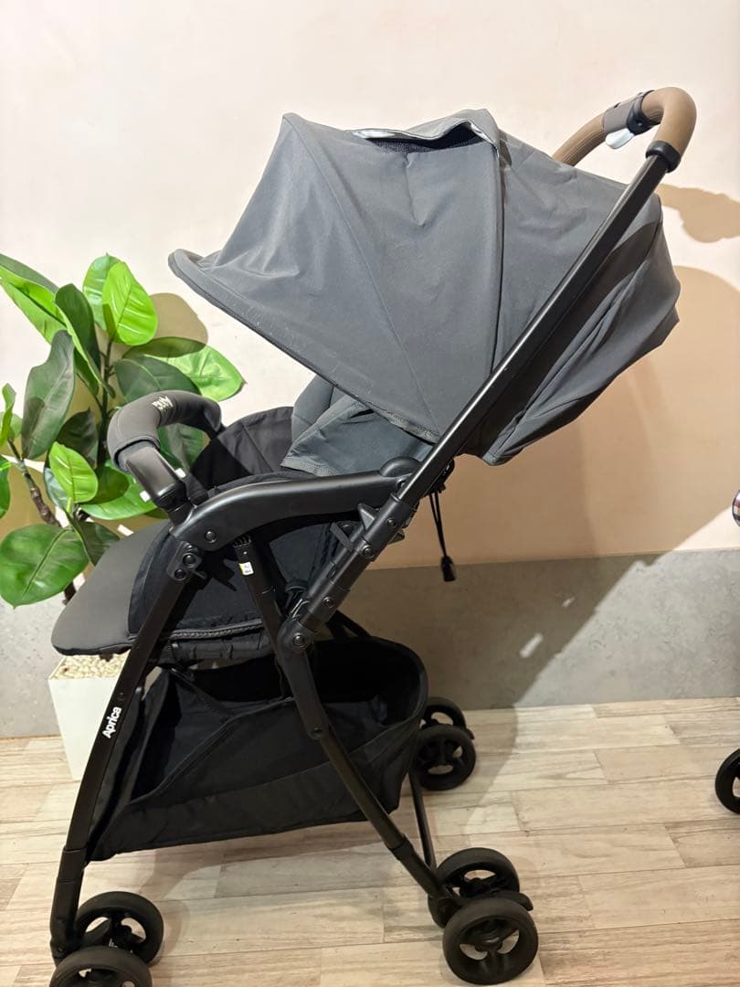 軽量グレー ベビーカー 折りたたみ　アップリカ　KAROONAIR