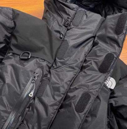 タフで軽量、ブラックナイロンのヒマラヤンパーカーで冬を楽しもう。