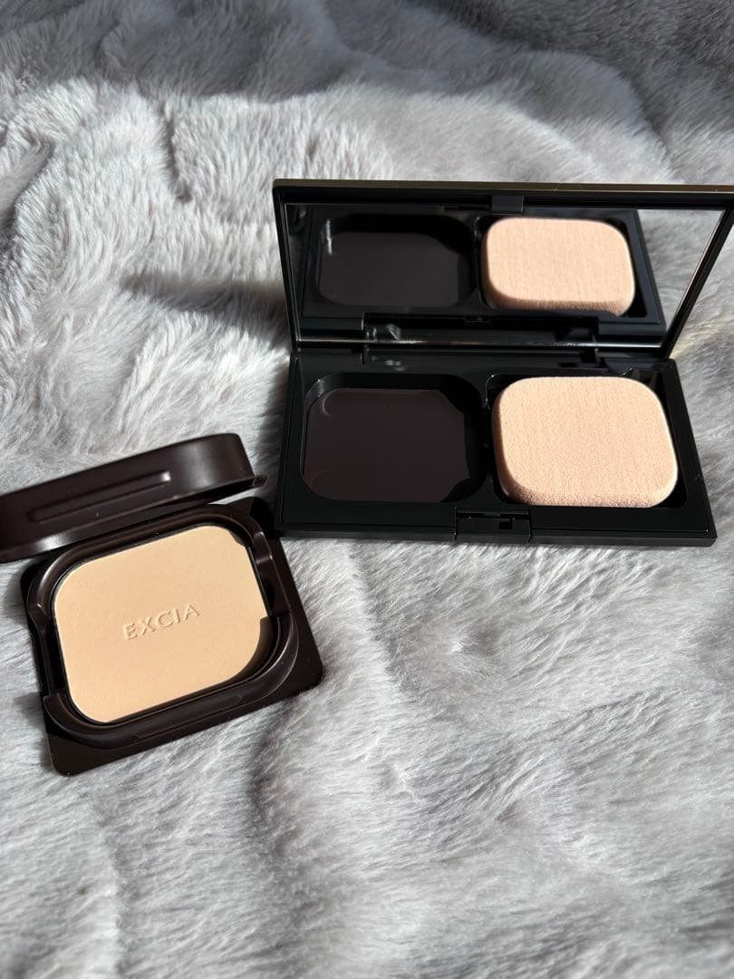 エクシア ラディグロウパウダーファンデーションNA201とケース