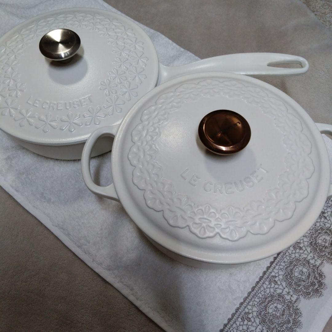 ルクルーゼ　ソーシエ　フラワーレリーフ 21＆ココットロンド20 レースレリーフ