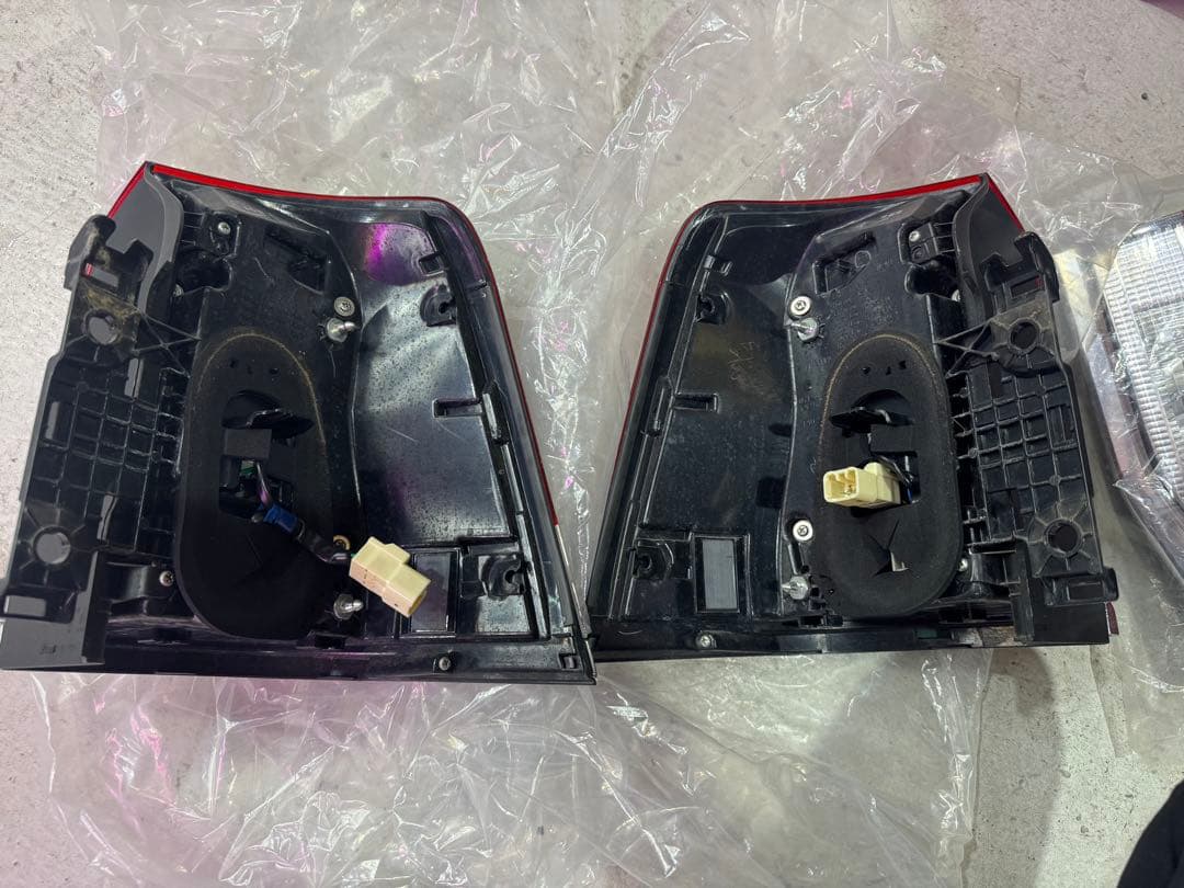 ランクル200純正テールライト