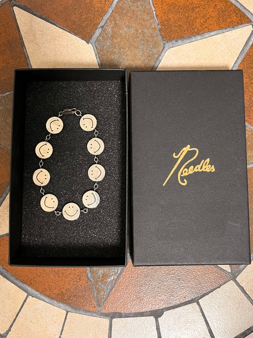Needles スマイルブレスレット