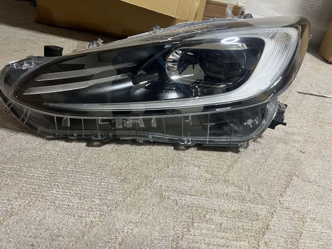 トヨタ　アクア　右　LEDヘッドライト スモークレンズ