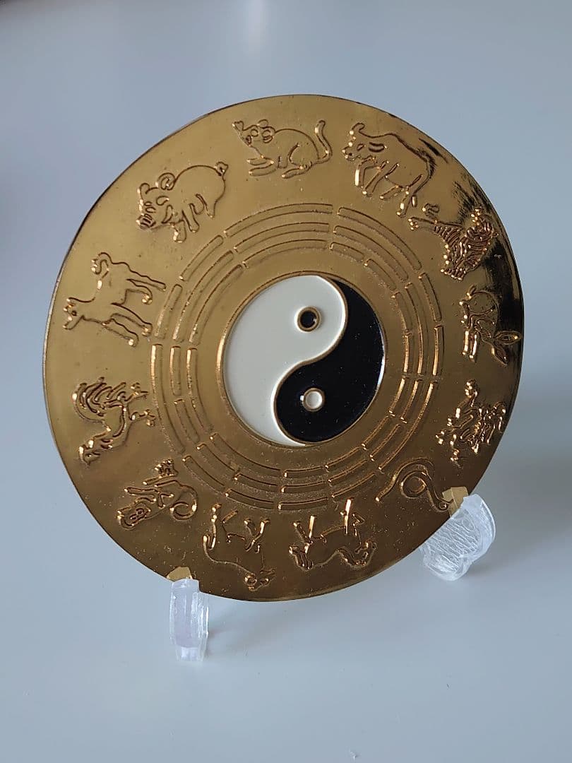 【開運・縁起物】金色 陰陽太極図 十二支 彫刻置物（袋・台座付）中国山東省希少品