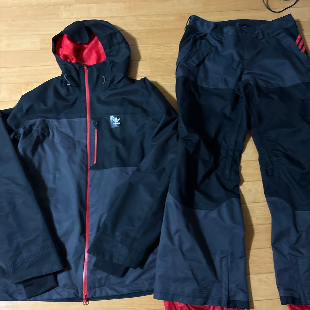 adidasのスノーボードウエアセット上下