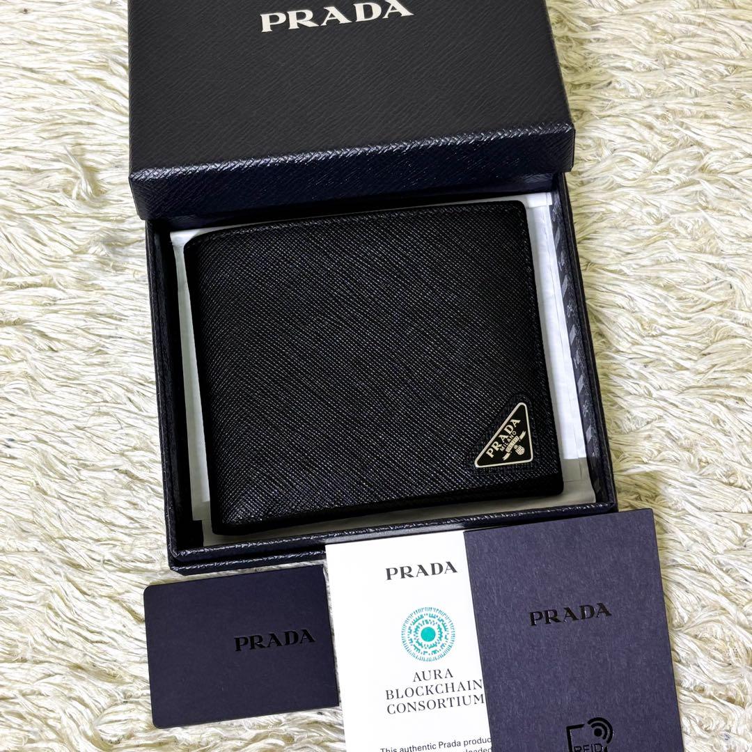 【極美品】プラダ 二つ折り財布 トライアングルロゴ ブラック 2MO738