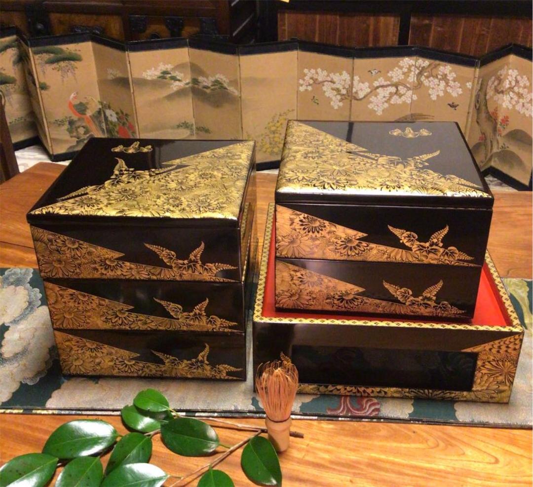 【特別出品】木製輪島塗　沈金　菊に桐紋様　片身代わり台付　５段重