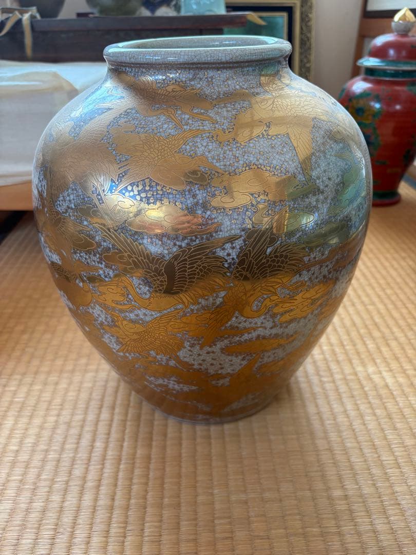 金色と銀色の装飾陶器花瓶