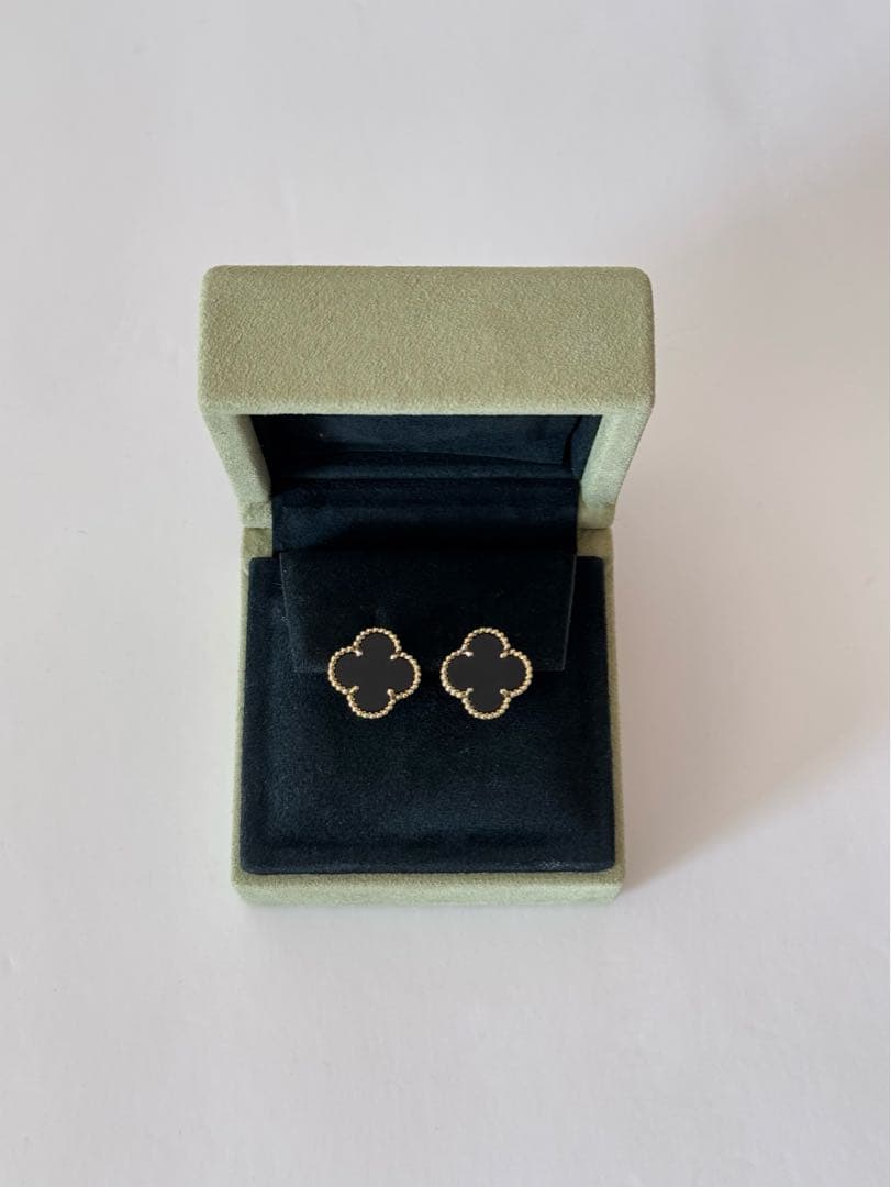 クローバーピアス◆ブラック×ゴールド金具