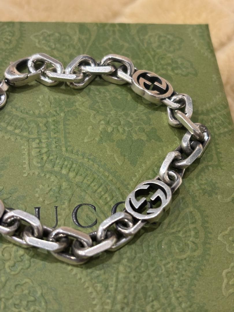 GUCCI シルバー ロゴチェーンブレスレット 17号