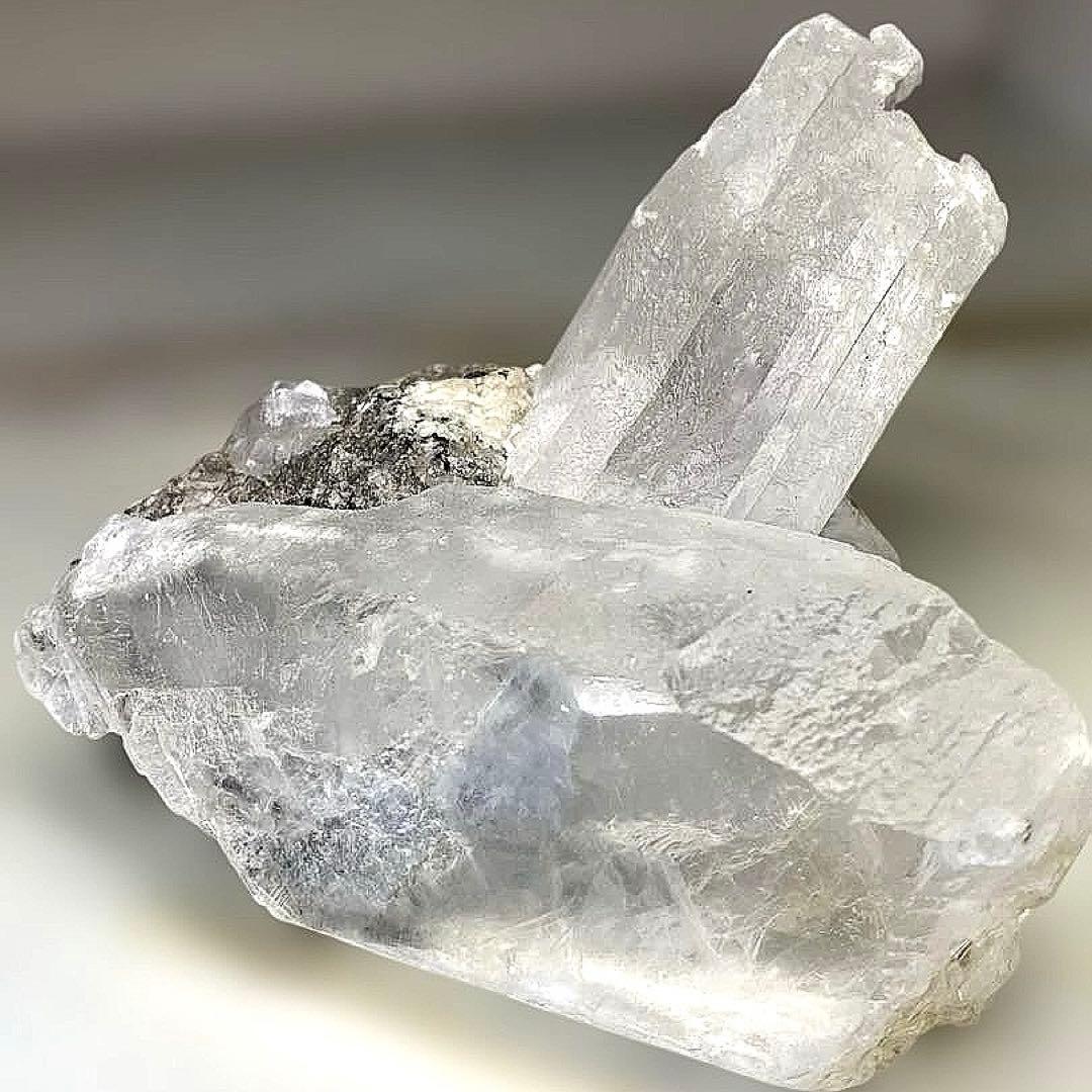 T1040-1虹入りセレナイト原石クラスター　ザンビア産　天然石　レア鉱物　浄化