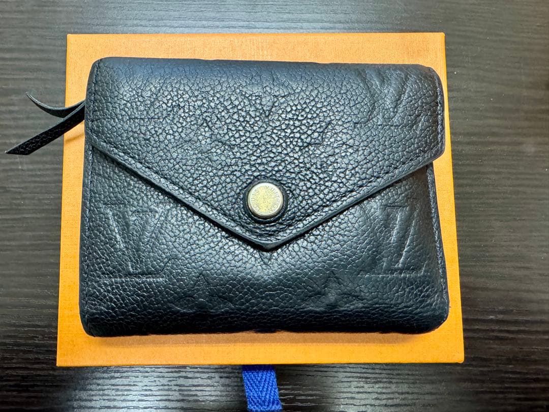 ノ*エ様 ルイヴィトン ポルトフォイユ・ヴィクトリーヌ M64060(黒 三つ折