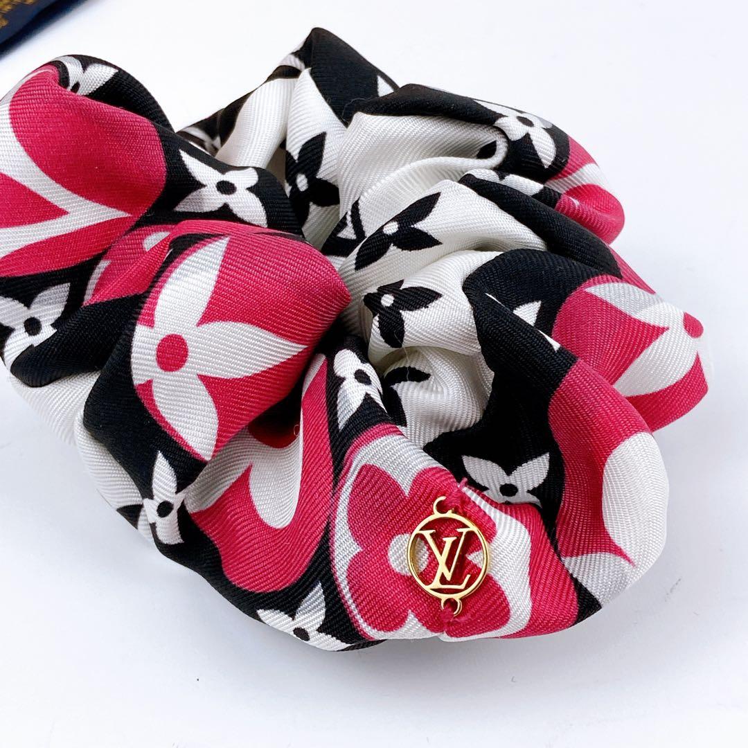 美品 VUITTON シュシュ モノグラム マルチカラー ロゴ金具