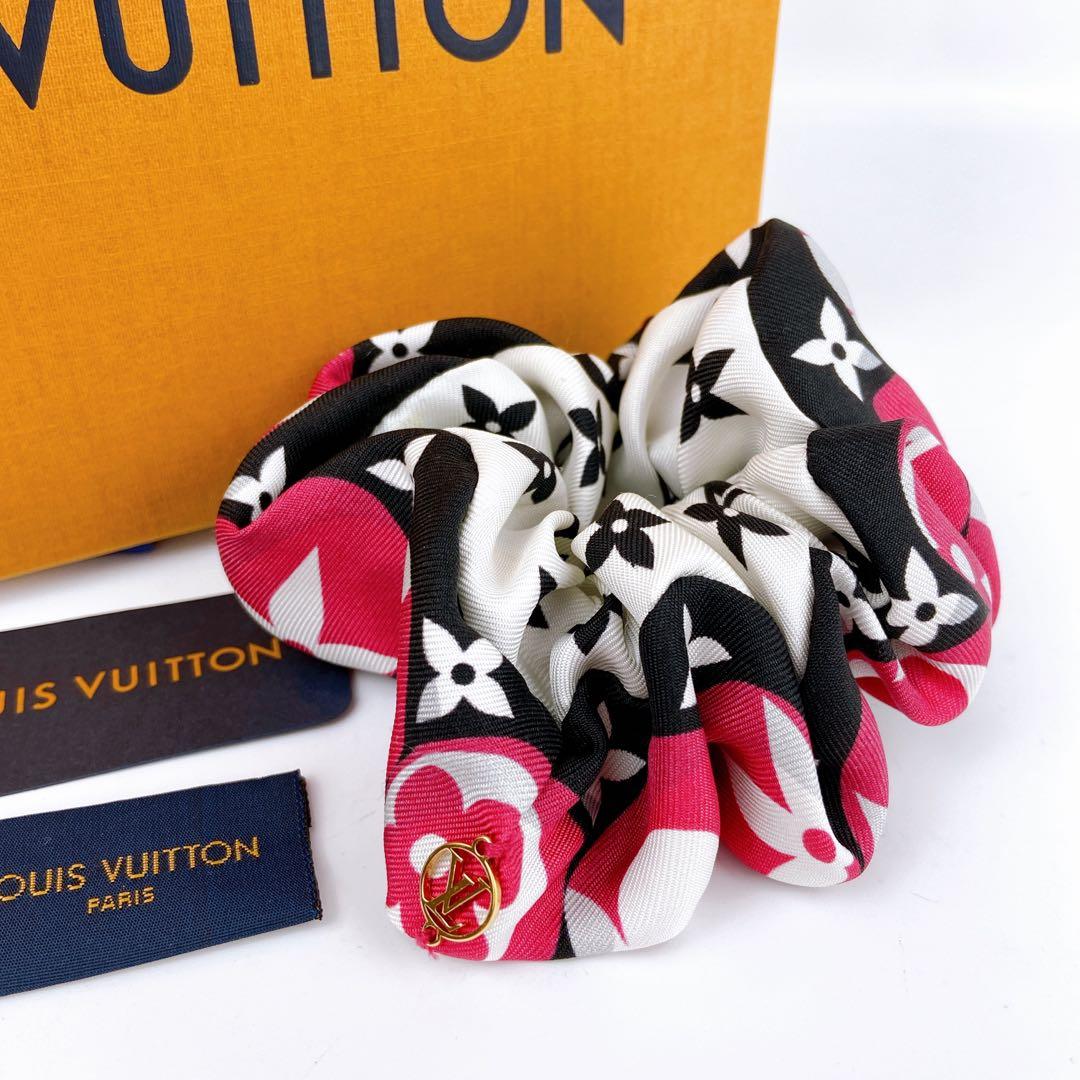 美品 VUITTON シュシュ モノグラム マルチカラー ロゴ金具