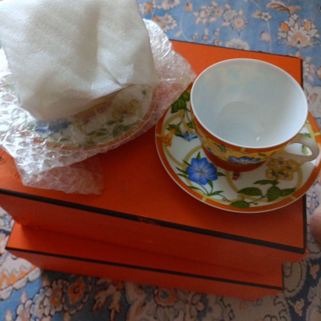 エルメスカップとソーサーシエスタイエロー三客アイランド１客　全部で四客