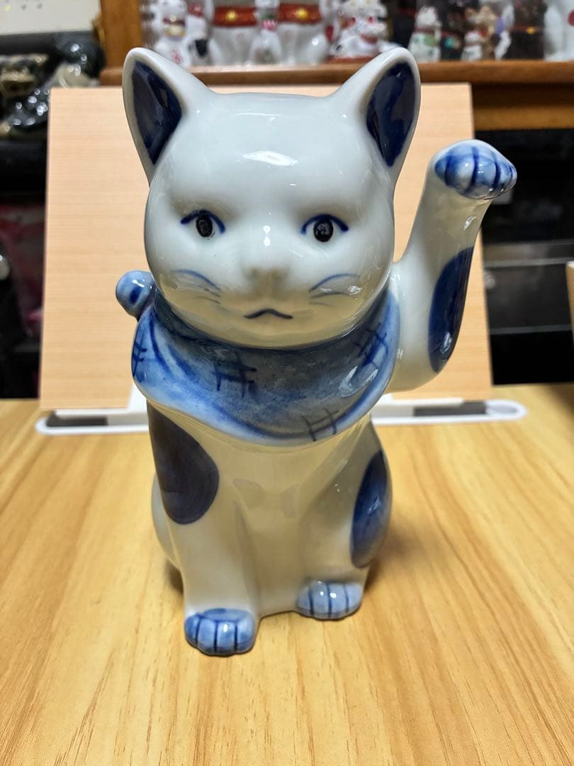 青白い陶器の招き猫