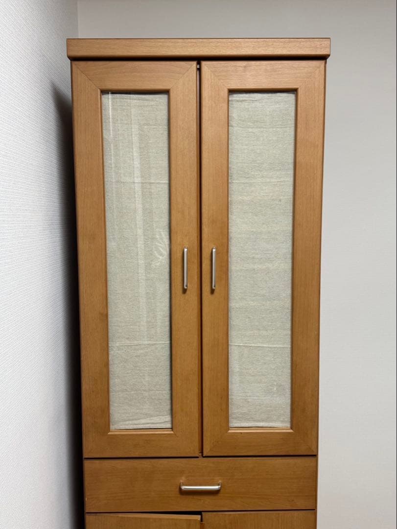 木製ガラス扉付き収納キャビネット　食器棚