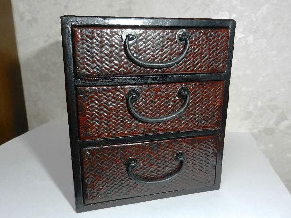 網代編み（あじろあみ）装飾に溜塗（ためぬり）仕上げされた時代物小引き出し